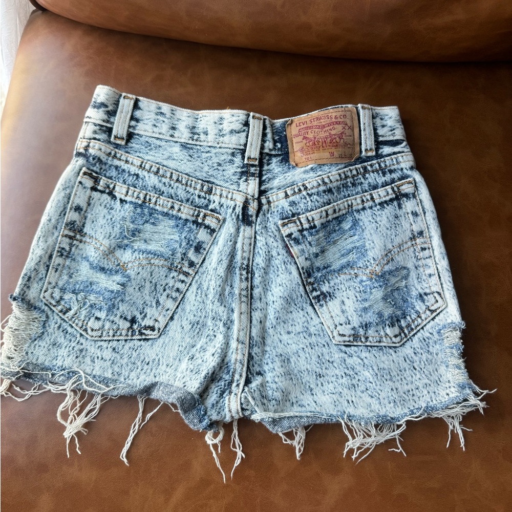Vintage Levi Jean shorts size 25